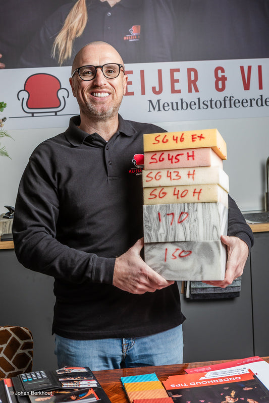 Een comfortabele bank begint aan de binnenkant