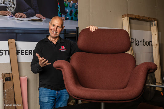 Eetkamerstoelen opnieuw bekleden: kies je voor velours of microleder?