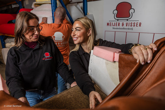 Bouclé voor je bank: een zachte trend met praktische aandachtspunten